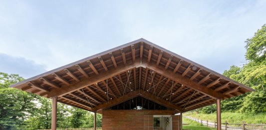 La lettera d’amore di Pascale Marthine Tayou sull’Appennino pistoiese