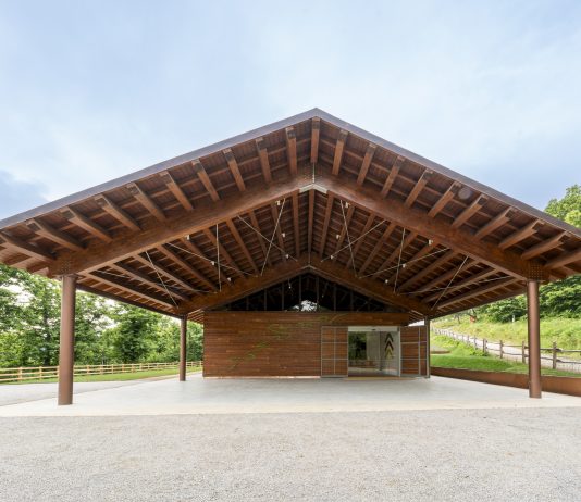 La lettera d’amore di Pascale Marthine Tayou sull’Appennino pistoiese