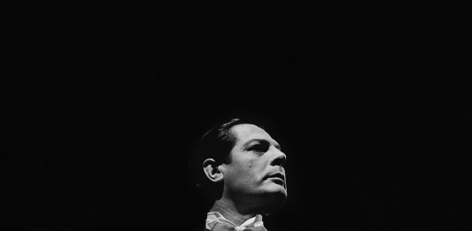 100 anni di Marcello Mastroianni: il tributo sui maxi schermi di quattro città 1) Foto di Marcello Geppetti. Marcello Mastroianni al Teatro Sistina per "Ciao Rudy", 1966