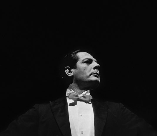 100 anni di Marcello Mastroianni: il tributo sui maxi schermi di quattro città 1) Foto di Marcello Geppetti. Marcello Mastroianni al Teatro Sistina per "Ciao Rudy", 1966