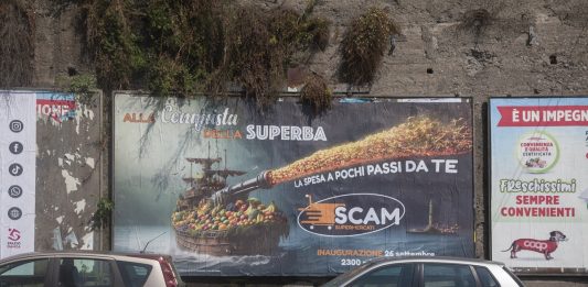 A Genova un cartellone pubblicitario fa discutere: ma è l’opera di un artista Elias Cafmeyer, SCAM, Divago Art Festival 2024, Genova