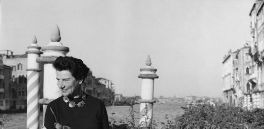 Volevo essere libera: la vita di Peggy Guggenheim in un nuovo podcast Peggy Guggenheim sulla terrazza di Palazzo Venier dei Leoni, Venezia, anni ’50. Photo Roloff Beny / courtesy of Archives and National Archives of Canada.