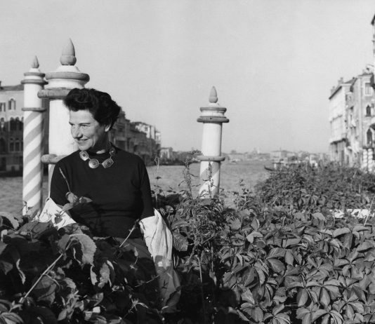 Volevo essere libera: la vita di Peggy Guggenheim in un nuovo podcast Peggy Guggenheim sulla terrazza di Palazzo Venier dei Leoni, Venezia, anni ’50. Photo Roloff Beny / courtesy of Archives and National Archives of Canada.