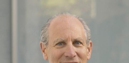 Glenn Lowry lascia il MoMA dopo 30 anni: il museo cerca un nuovo direttore Glenn Lowry, direttore del MoMA dal 1995 al 2025