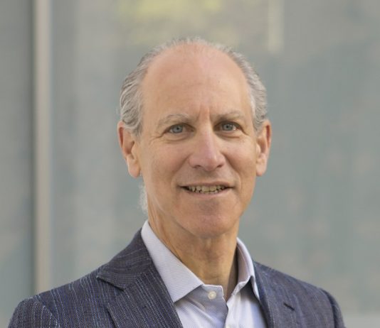 Glenn Lowry lascia il MoMA dopo 30 anni: il museo cerca un nuovo direttore Glenn Lowry, direttore del MoMA dal 1995 al 2025