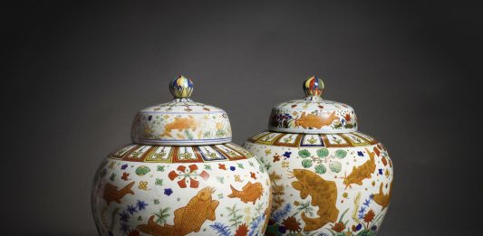 Vendere i vasi con i coperchi. La strana storia di due lotti all’incanto