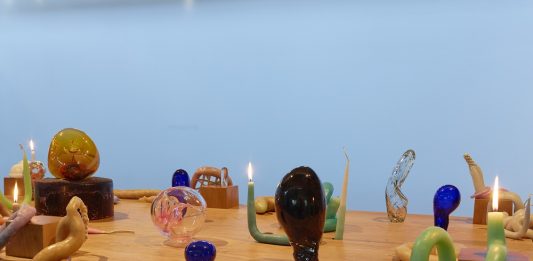 Le opere di Kelly Akashi entrano in punta di piedi nelle sale della Galleria d’Arte Moderna di Milano