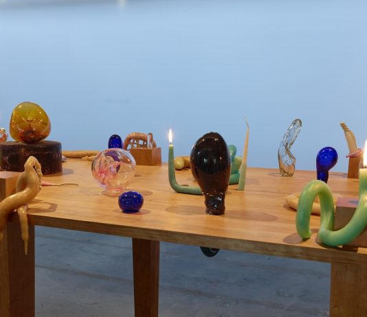 Le opere di Kelly Akashi entrano in punta di piedi nelle sale della Galleria d’Arte Moderna di Milano