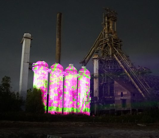 Franz Cerami illumina l’ex Italsider di Bagnoli: l’arte digitale come rinascita urbana