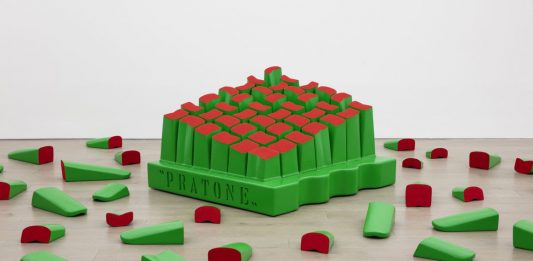 Il collettivo MSCHF dà un taglio radicale all’iconico Pratone di Gufram MSCHF, Cut Pratone®, 2024. Foto di Guillaume Ziccarelli, crediti dell'artista e della galleria Perrotin