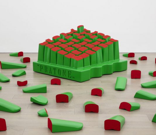 Il collettivo MSCHF dà un taglio radicale all’iconico Pratone di Gufram MSCHF, Cut Pratone®, 2024. Foto di Guillaume Ziccarelli, crediti dell'artista e della galleria Perrotin