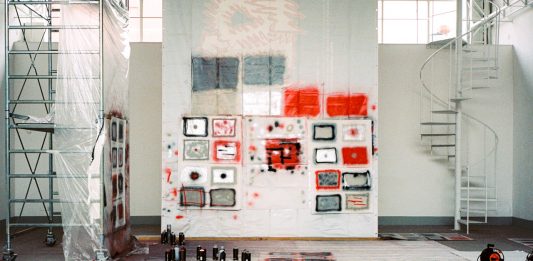 Un’alchimia di psiche e vandalismo: il progetto di Lorenzo Senni arriva in Italia Lorenzo Senni, Windows to look in