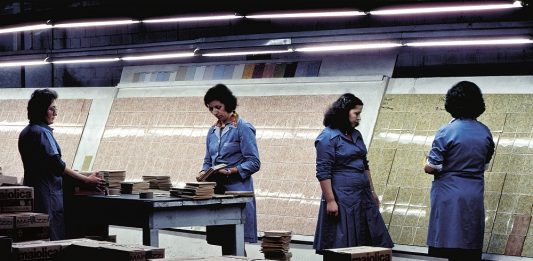 Genio e industria: sono in mostra le fotografie che Gianni Berengo Gardin realizzò per una storica azienda di ceramica