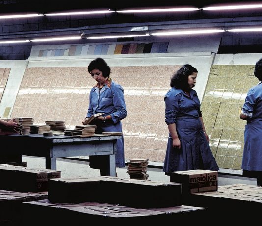 Genio e industria: sono in mostra le fotografie che Gianni Berengo Gardin realizzò per una storica azienda di ceramica