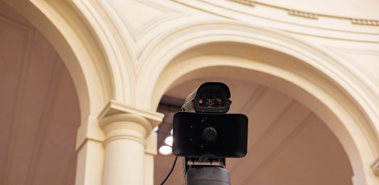 Quando le macchine ci guardano: a Bologna, una mostra sulla sorveglianza When they see us, veduta della mostra, Biblioteca di Sala Borsa, Bologna, 2024, ph. Eleonora Rossi / Sineglossa