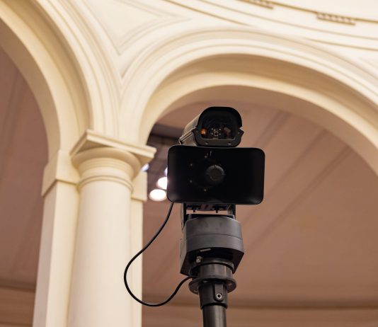 Quando le macchine ci guardano: a Bologna, una mostra sulla sorveglianza When they see us, veduta della mostra, Biblioteca di Sala Borsa, Bologna, 2024, ph. Eleonora Rossi / Sineglossa