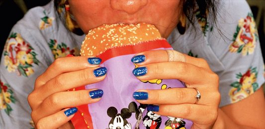 Tra ironia e crudeltà: l’audace colore saturo di Martin Parr arriva a Bologna