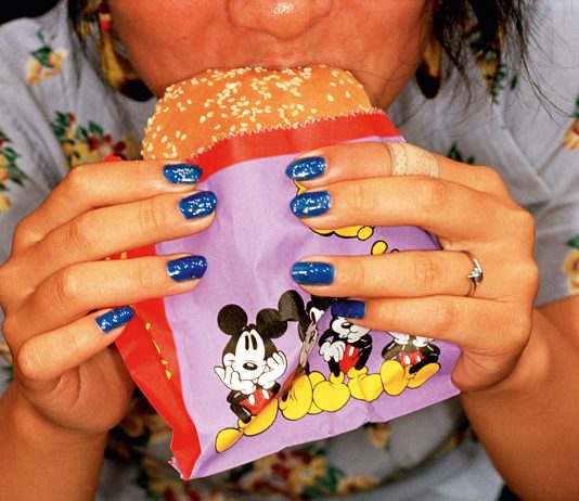 Tra ironia e crudeltà: l’audace colore saturo di Martin Parr arriva a Bologna