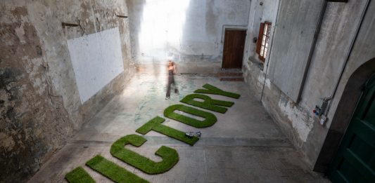 La violenza ha tante forme: la personale di Loredana Longo a Villa Rospigliosi di Prato