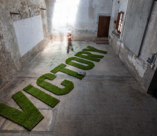 La violenza ha tante forme: la personale di Loredana Longo a Villa Rospigliosi di Prato