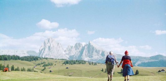 Come si guarda e cosa si vede in un mondo sommerso di immagini? E cosa è, Luigi Ghirri, un viaggio?