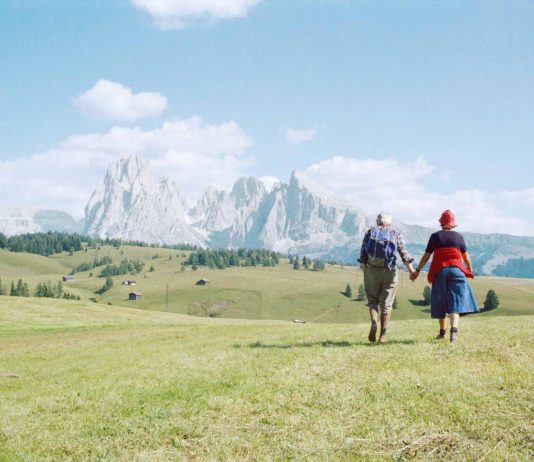Come si guarda e cosa si vede in un mondo sommerso di immagini? E cosa è, Luigi Ghirri, un viaggio?