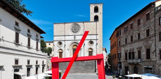 Mark di Suvero, sculture astratte e impegno politico: la mostra a Todi Mark di Suvero, Neruda's gate, Festival delle Arti Todi 2024, foto Clikkami 2.0 courtesy Fondazione Progetti Beverly Pepper