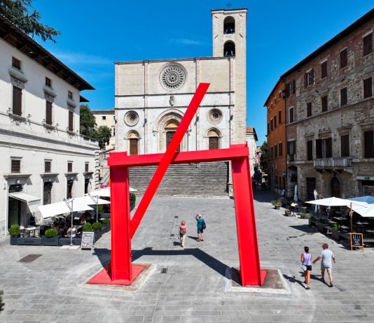 Mark di Suvero, sculture astratte e impegno politico: la mostra a Todi Mark di Suvero, Neruda's gate, Festival delle Arti Todi 2024, foto Clikkami 2.0 courtesy Fondazione Progetti Beverly Pepper