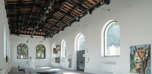 Nella casa semiotica di Nairy Baghramian al Museo Nivola: tra utopie e ricerche collettive