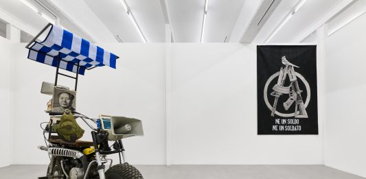 Teatro della guerra e strategie sovversive in una mostra a Milano