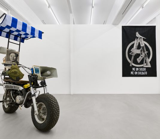 Teatro della guerra e strategie sovversive in una mostra a Milano