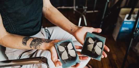 La bellezza del ferrotipo: il workshop fotografico di Angela Jones a Firenze Angela Jones nel suo studio. Foto © Francesca Magnani