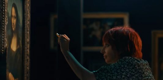 Lady Gaga disegna sulla Gioconda per il lancio di Joker Folie à Deux