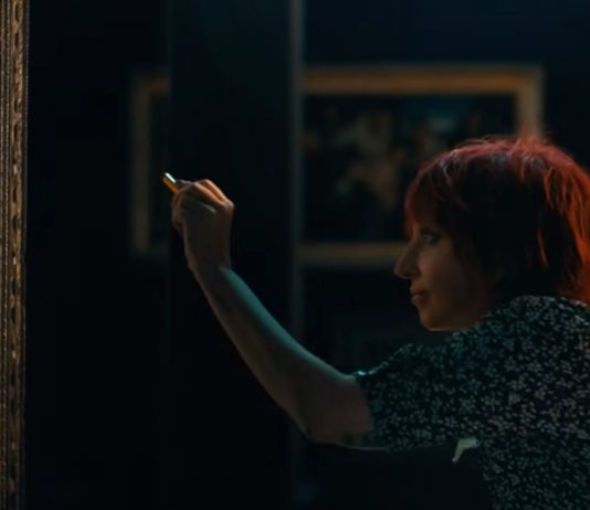 Lady Gaga disegna sulla Gioconda per il lancio di Joker Folie à Deux