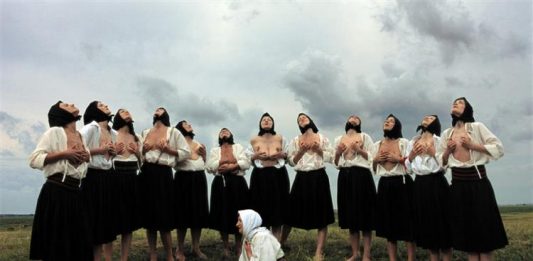 Marina Abramovic sfida le piogge record, con una performance a Manchester