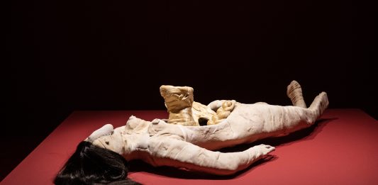 Non dobbiamo guarire da nulla. Tutti fluiamo continuamente: La Chola Poblete si racconta in questa intervista La Chola Poblete, veduta della mostra, MUDEC, Milano, 2024, © juleherin