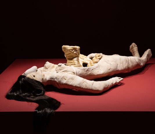 Non dobbiamo guarire da nulla. Tutti fluiamo continuamente: La Chola Poblete si racconta in questa intervista La Chola Poblete, veduta della mostra, MUDEC, Milano, 2024, © juleherin