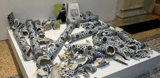 Un’opera di Ai Weiwei in frantumi all’inaugurazione della mostra di Bologna: provocazione o vandalismo?