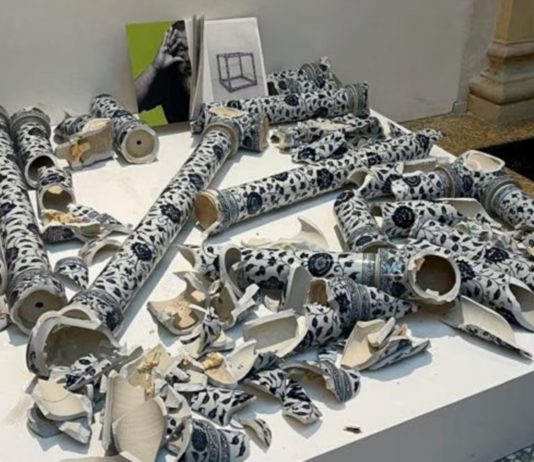 Un’opera di Ai Weiwei in frantumi all’inaugurazione della mostra di Bologna: provocazione o vandalismo?