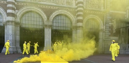 Gli attivisti di Extinction Rebellion bloccano il Rijksmuseum di Amsterdam