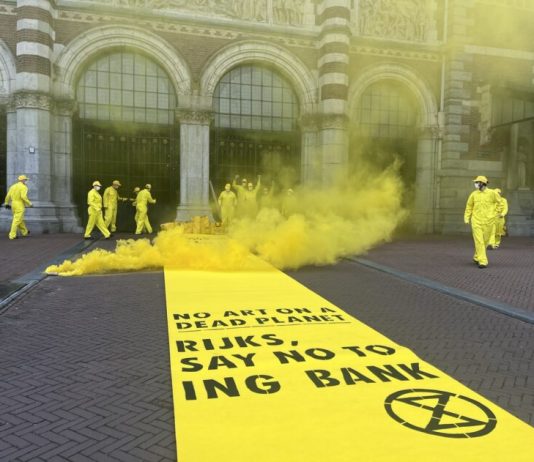 Gli attivisti di Extinction Rebellion bloccano il Rijksmuseum di Amsterdam