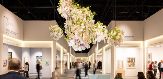 La piramide di fiori ha trovato casa al Cleveland Museum of Art