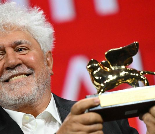 Venezia 81: Pedro Almodóvar conquista il Leone d’Oro. Tutti i vincitori