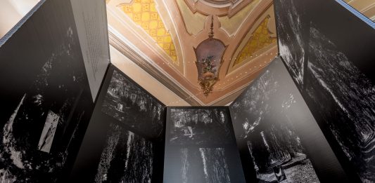 L’ambiguità della riflessione nelle fotografie di Fernando Zanetti in mostra a Verona