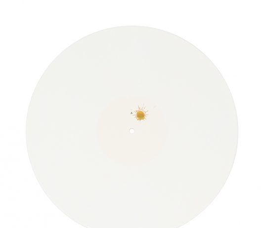 L’epopea alla caduta: un disco performativo di Cesare Pietroiusti Cesare Pietroiusti – NEWTON – LP (Xong collection XX14, Xing 2024)