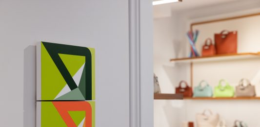 La nuova boutique romana di Longchamp apre con una mostra di Oscar Malessene Oscar Malessene, Scripto Sensu, Boutique Longchamp, veduta della mostra, Roma, 2024