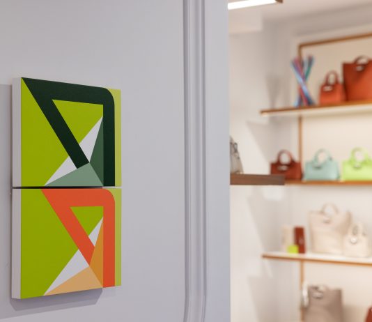 La nuova boutique romana di Longchamp apre con una mostra di Oscar Malessene Oscar Malessene, Scripto Sensu, Boutique Longchamp, veduta della mostra, Roma, 2024