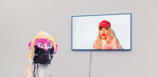 Catherine Biocca, surrealismo e introspezione: la mostra alla Galleria Delfini di Roma Catherine Biocca, Ugly woman scratching her head, veduta della mostra, Galleria Eugenia Delfini, Roma, 2024