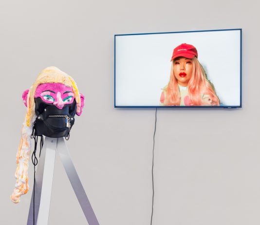 Catherine Biocca, surrealismo e introspezione: la mostra alla Galleria Delfini di Roma Catherine Biocca, Ugly woman scratching her head, veduta della mostra, Galleria Eugenia Delfini, Roma, 2024