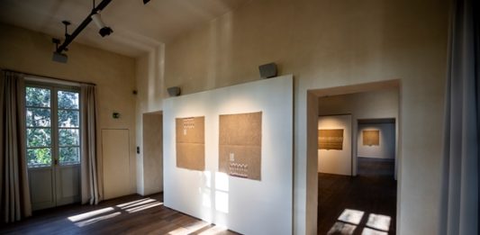 Fino al 25 dicembre 2024 la mostra “Giorgio Griffa. Una linea, Montale e qualcos‘altro” al Castello di Miradolo (TO)